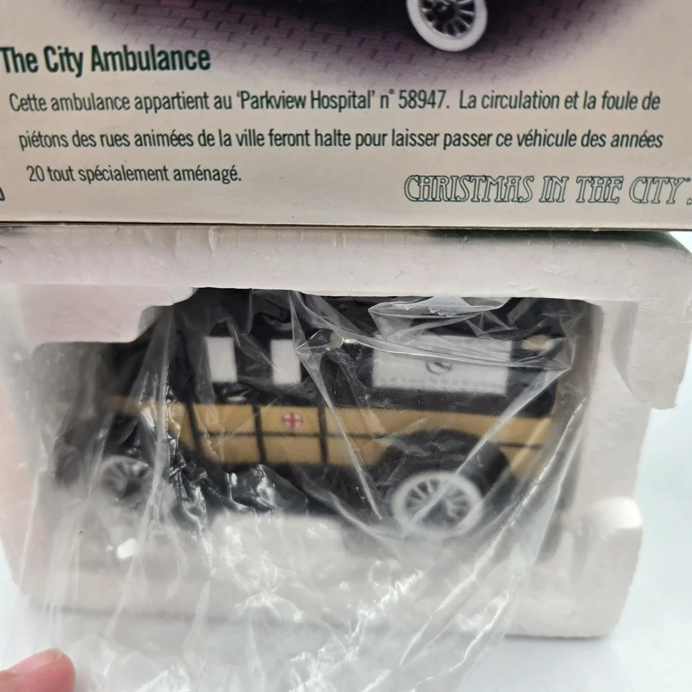 Retired Dept 56 City Ambulance Christmas in the City Series #58910 Heritage Car